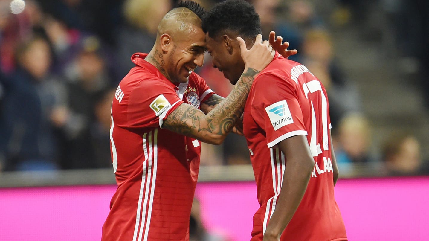 Arturo Vidal (li.) und David Alaba jubeln über Vidals Treffer zum 1:0.