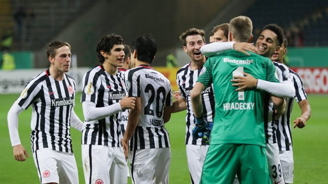 Eintracht Frankfurt feierte den Einzug in die nächste Runde nach Elfmeterschießen.