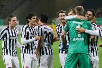 Eintracht Frankfurt feierte den Einzug in die nächste Runde nach Elfmeterschießen.
