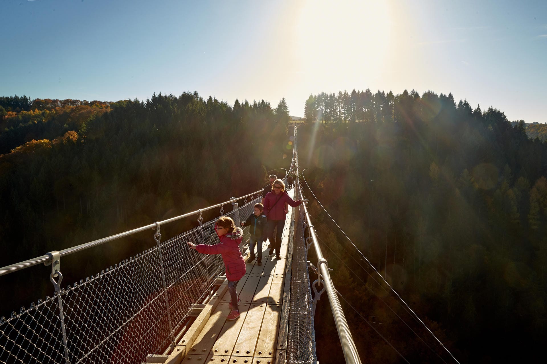 Herbstliches Abenteuer: Ein Gang über die 360 Meter lange Geierlay-Brücke, die längste ihrer Art in Deutschland.