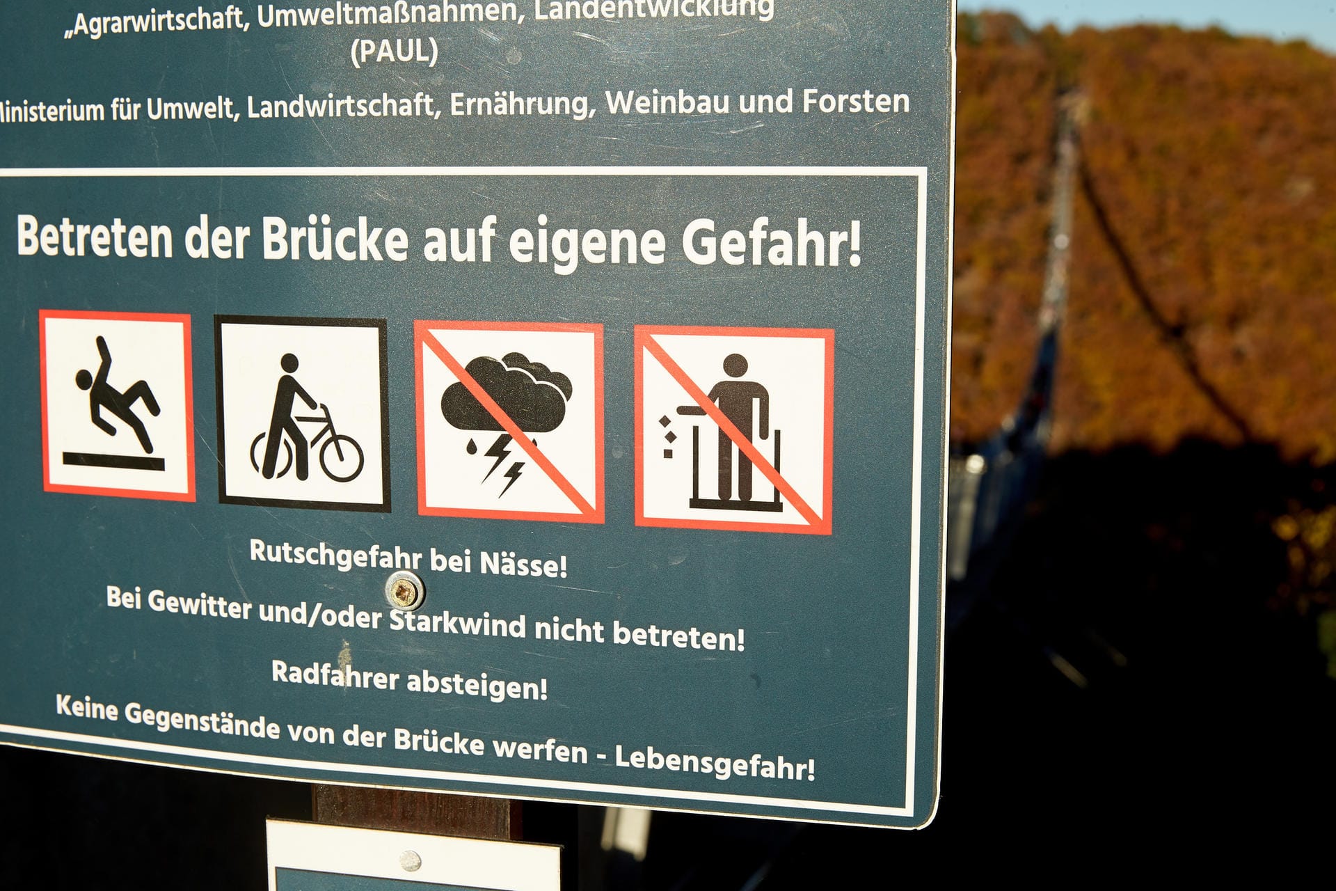 Beim Gang über die Brücke gibt es ein paar Regeln, die Besucher einhalten sollten.
