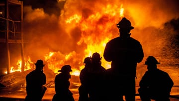 Feuerwehrleute bekämpfen Brand