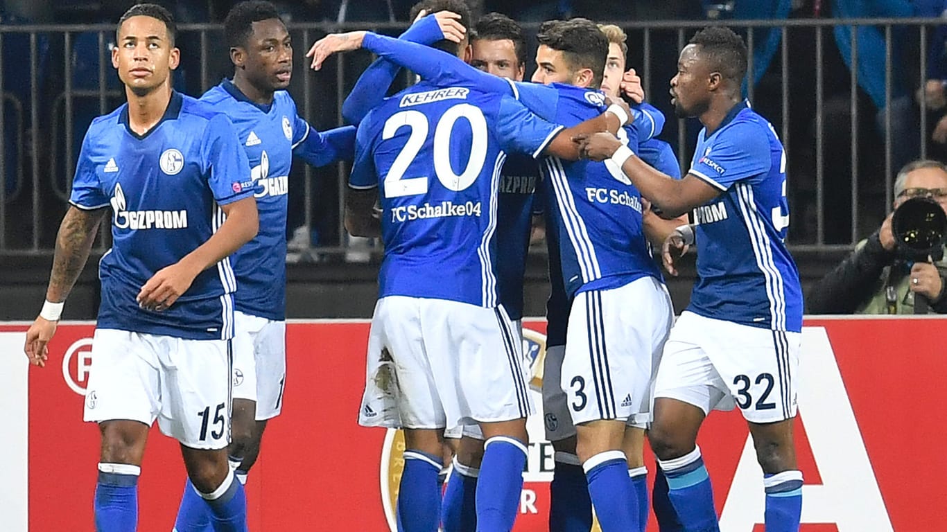 Schalker Jubel: Die S04-Spieler freuen sich über den Treffer von Jewhen Konopljanka im Spiel gegen Nizza.