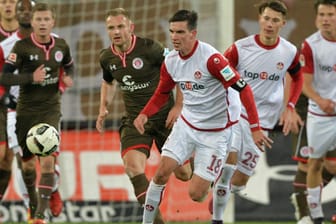 Den Ball im Blick: Bernd Nehrig (links) vom FC St. Pauli und Kaiserslauterns Christoph Moritz (Mitte) peilen das Spielgerät an.
