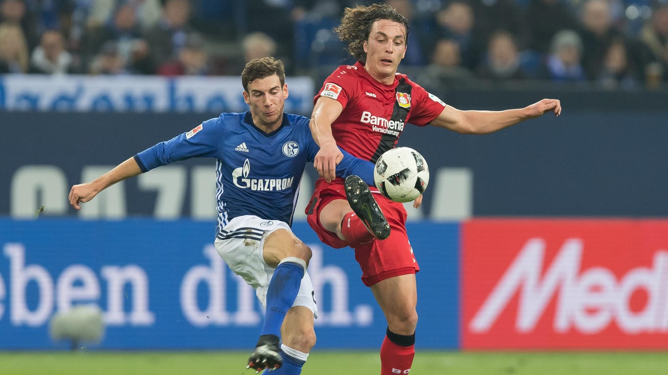 Leverkusens Julian Baumgartlinger (re.) im Zweikampf mit Schalkes Leon Goretzka.