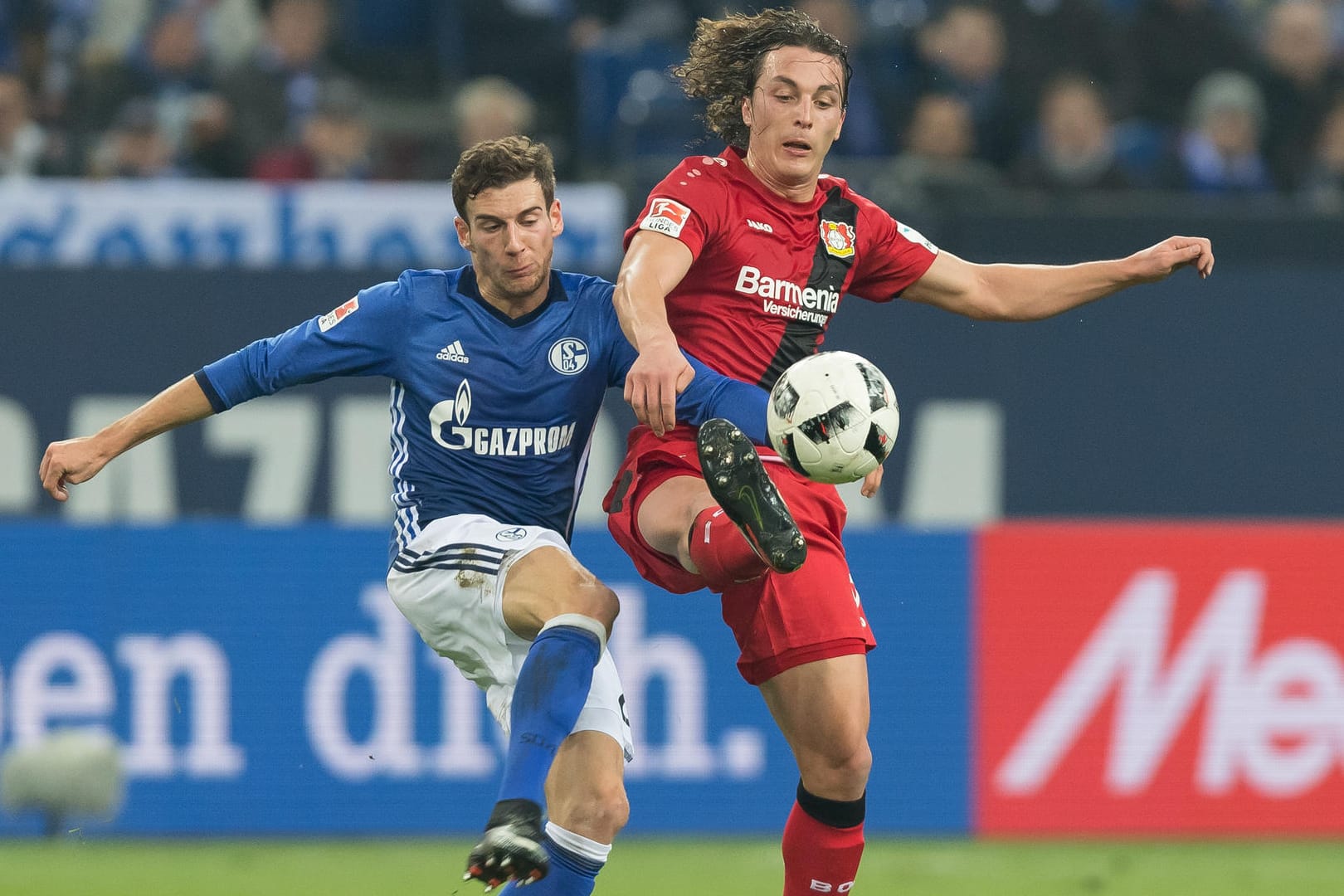 Leverkusens Julian Baumgartlinger (re.) im Zweikampf mit Schalkes Leon Goretzka.