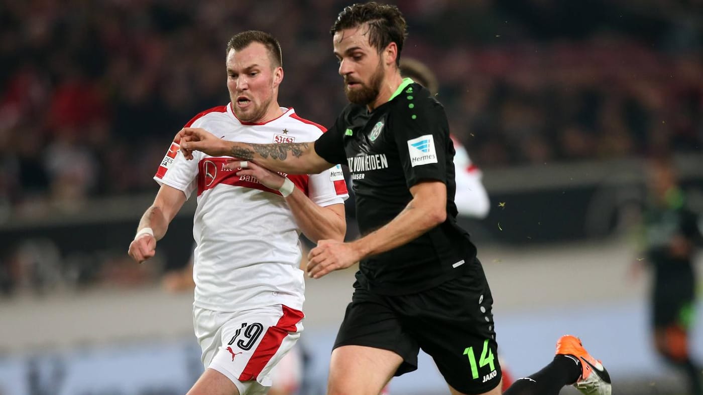 Stuttgarts Kevin Großkreutz (li.) im Laufduell mit Hannovers Martin Harnik. Stuttgarts Kevin Großkreutz (li.) im Laufduell mit Hannovers Martin Harnik.
