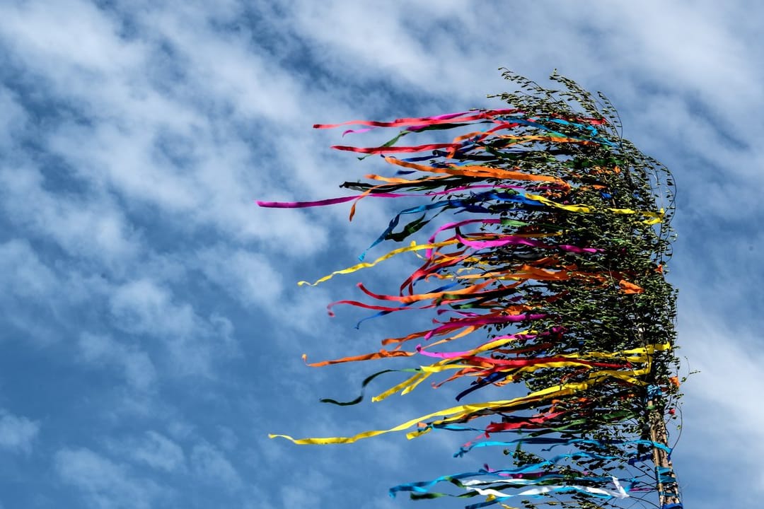 Maibaum (Archivbild): Der Maibaum hat genauso wie der Tanz in den Mai eine lange Tradition.