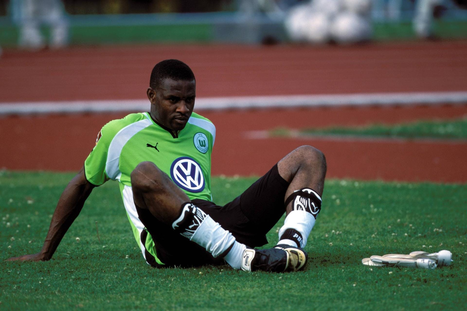 Charles Akonnor (damals VfL Wolfsburg) versuchte 2001 seine automatische Auto-Antenne zu bedienen. Doch die Antenne bohrte sich in seine Nase. Da die nicht aufhörte zu bluten, nahm der Ghanaer ein blutstillendes Mittel - das stand aber auf der Dopingliste und so musste er drei Spiele zuschauen.
