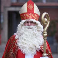 Mann als Bischof von Myra verkleidet: Der 6. Dezember gilt als Todestag des heiligen Nikolaus.