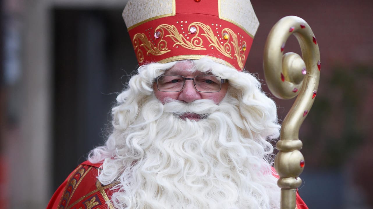 Mann als Bischof von Myra verkleidet: Der 6. Dezember gilt als Todestag des heiligen Nikolaus.