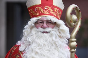 Mann als Bischof von Myra verkleidet: Der 6. Dezember gilt als Todestag des heiligen Nikolaus.