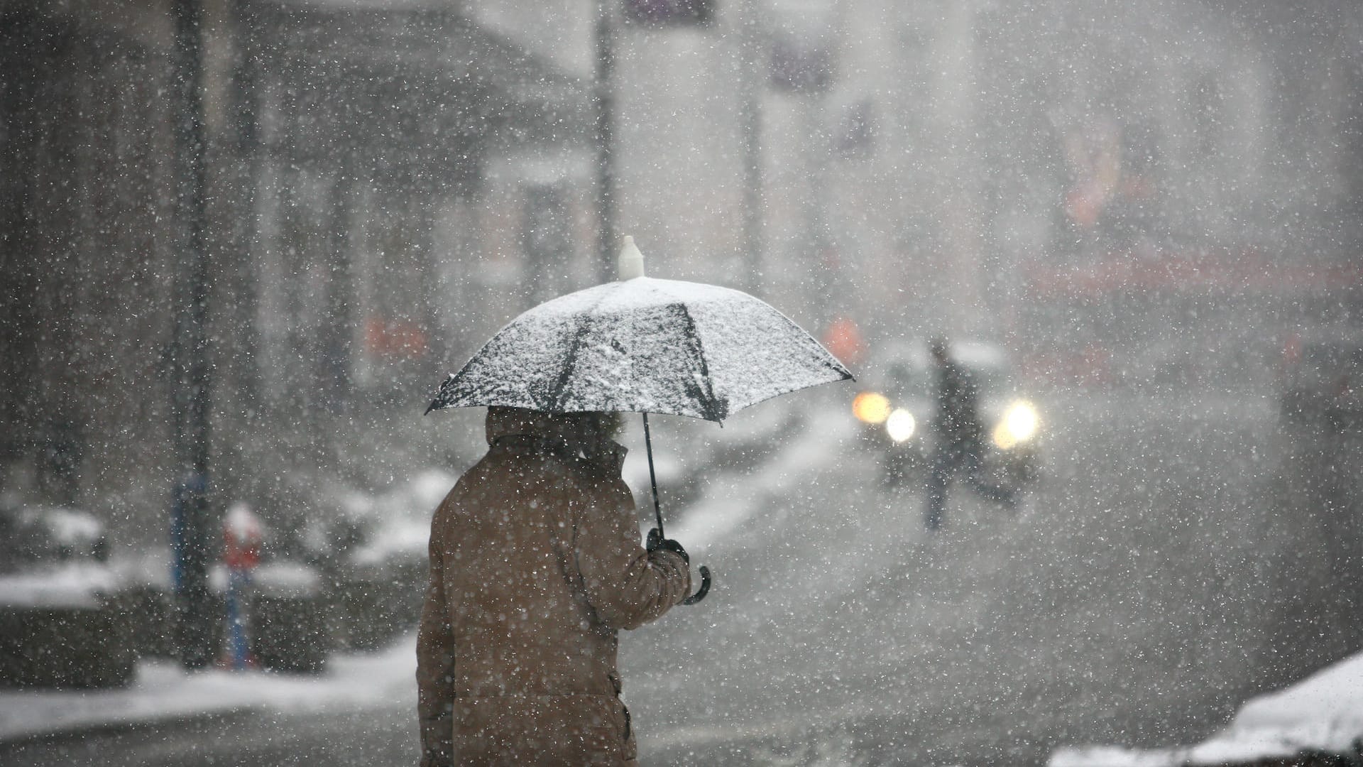 Mann bei Schneeregen