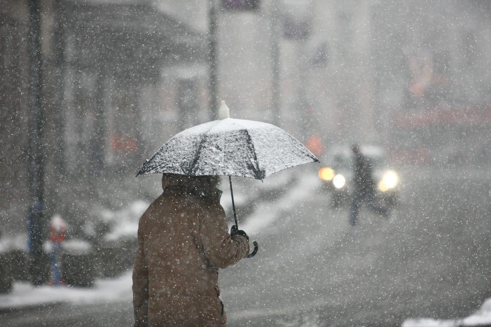 Mann bei Schneeregen