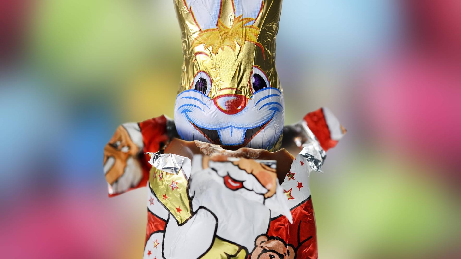 Schoko Osterhase kommt aus einem Schoko Weihnachtsmann