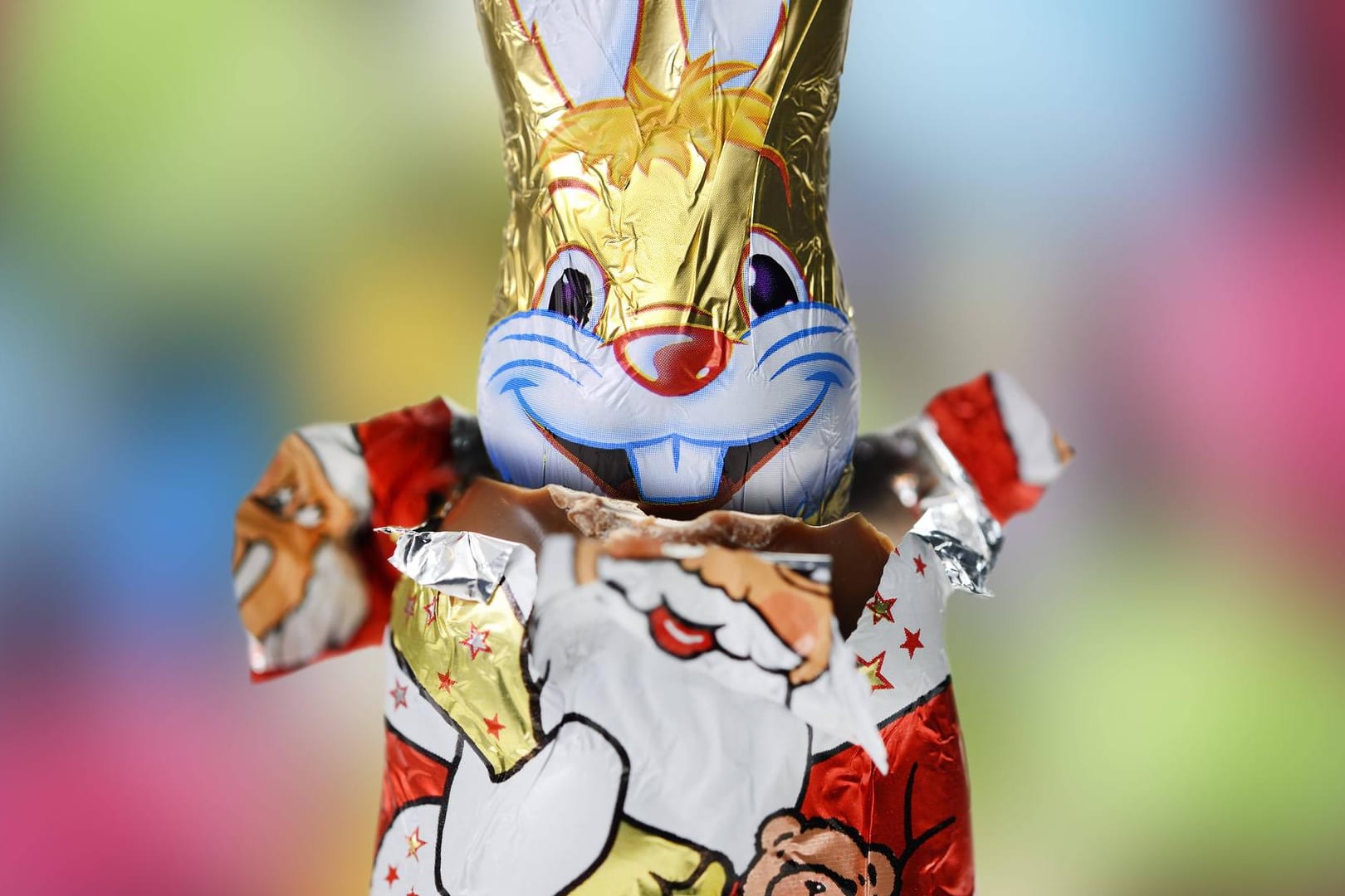 Schoko Osterhase kommt aus einem Schoko Weihnachtsmann