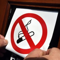 Ein Aufkleber weist auf ein Rauchverbot hin: Bereits 20 Minuten nach der letzten Zigarette spüren Sie die ersten Veränderungen.