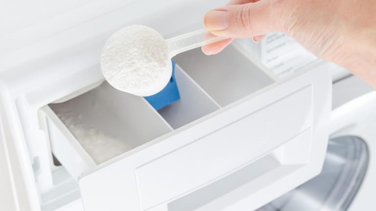 Waschmittelpulver: Nutzen Sie flüssige Waschmittel, wenn Sie Fettflecken mit einer Handwäsche vorbehandeln möchten.