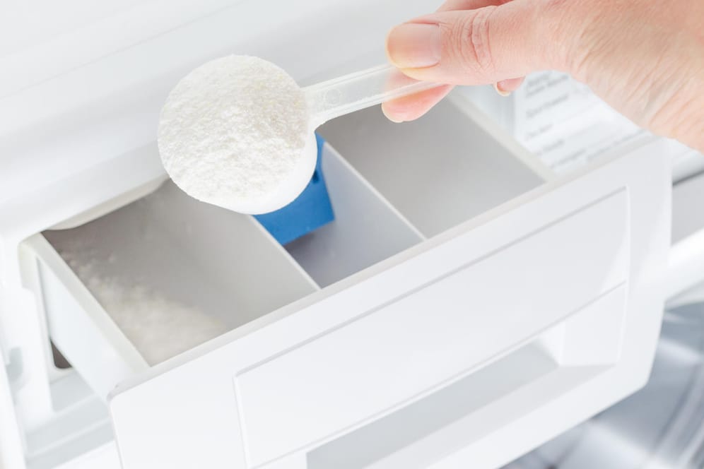 Waschmittelpulver: Nutzen Sie flüssige Waschmittel, wenn Sie Fettflecken mit einer Handwäsche vorbehandeln möchten.