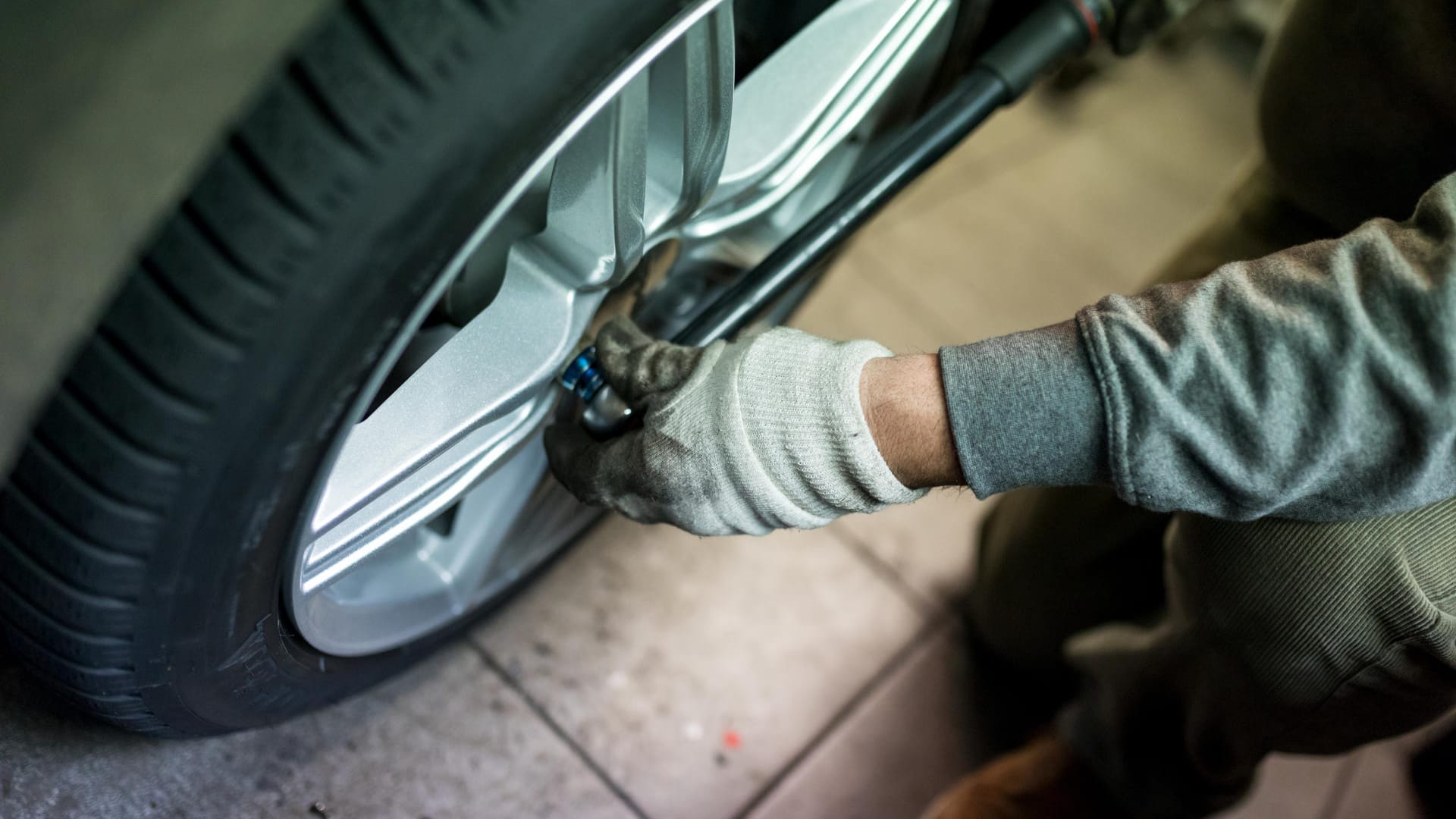 Wechselrat fürs Winterrad: Wenn sich die Temperaturen dauerhaft bei mindestens sieben Grad eingependelt habten, raten Experten dazu, die Sommerreifen aufzuziehen.