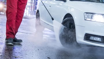 Beginn der Autokur: Vor dem Waschgang raten Experten zu einer gründlichen Vorreinigung des Autos durch einen Hochdruckreiniger.