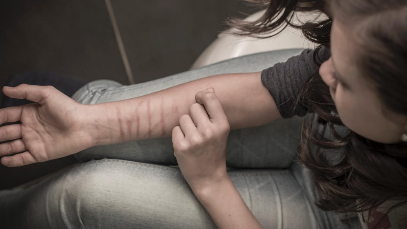Mädchen verletzt sich selbst am Arm