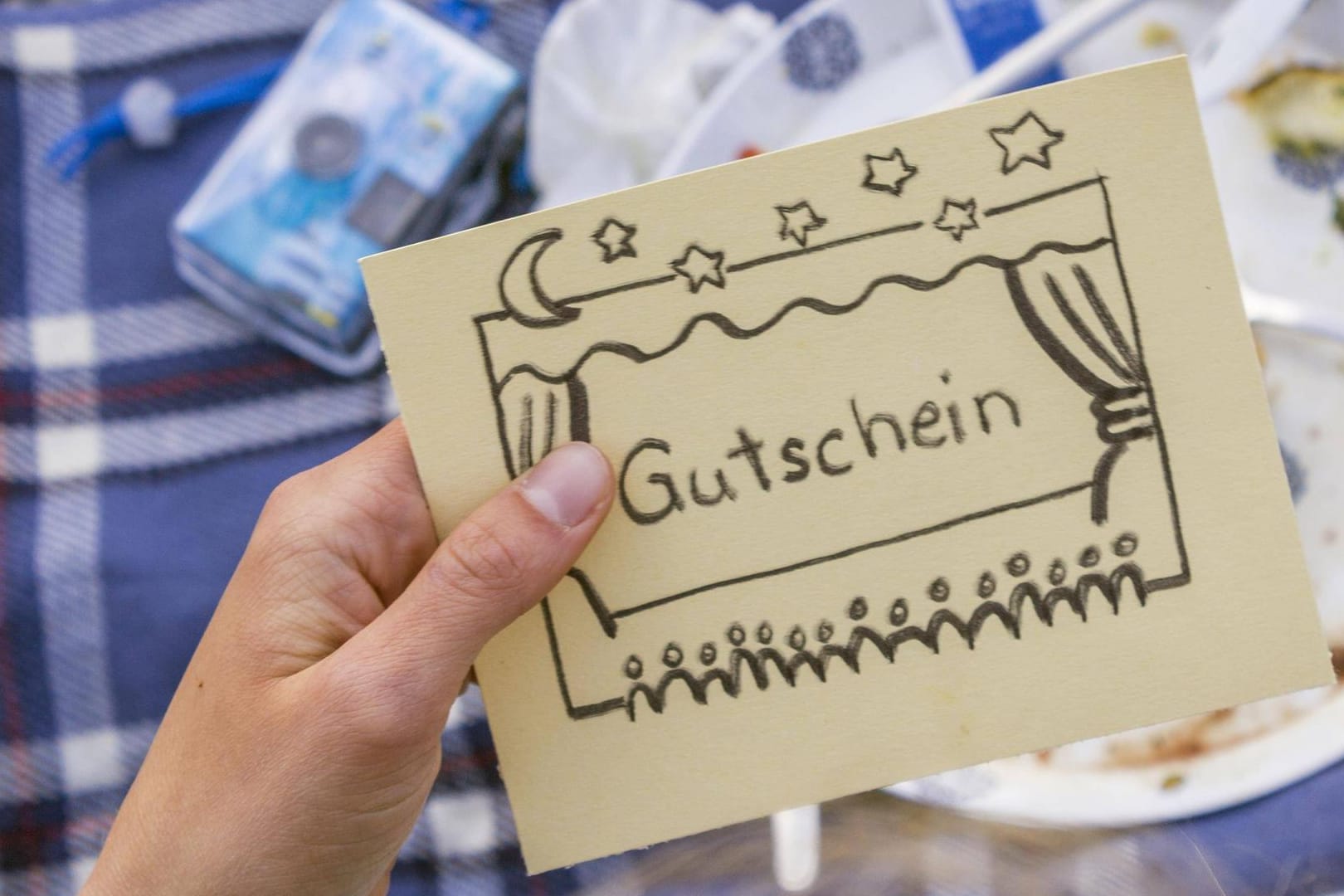 Muttertagsgeschenk: Das kann zum Beispiel ein selbst gebastelter Gutschein für eine Abendvorstellung im Kino sein.