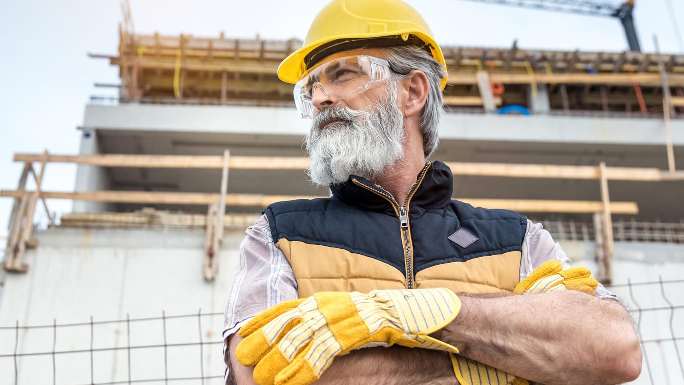 Älterer Mann auf einer Baustelle: Arbeiten bis zum Umfallen oder Rente mit 67? Aufreger rund um das Regelrentenalter gibt es viele.