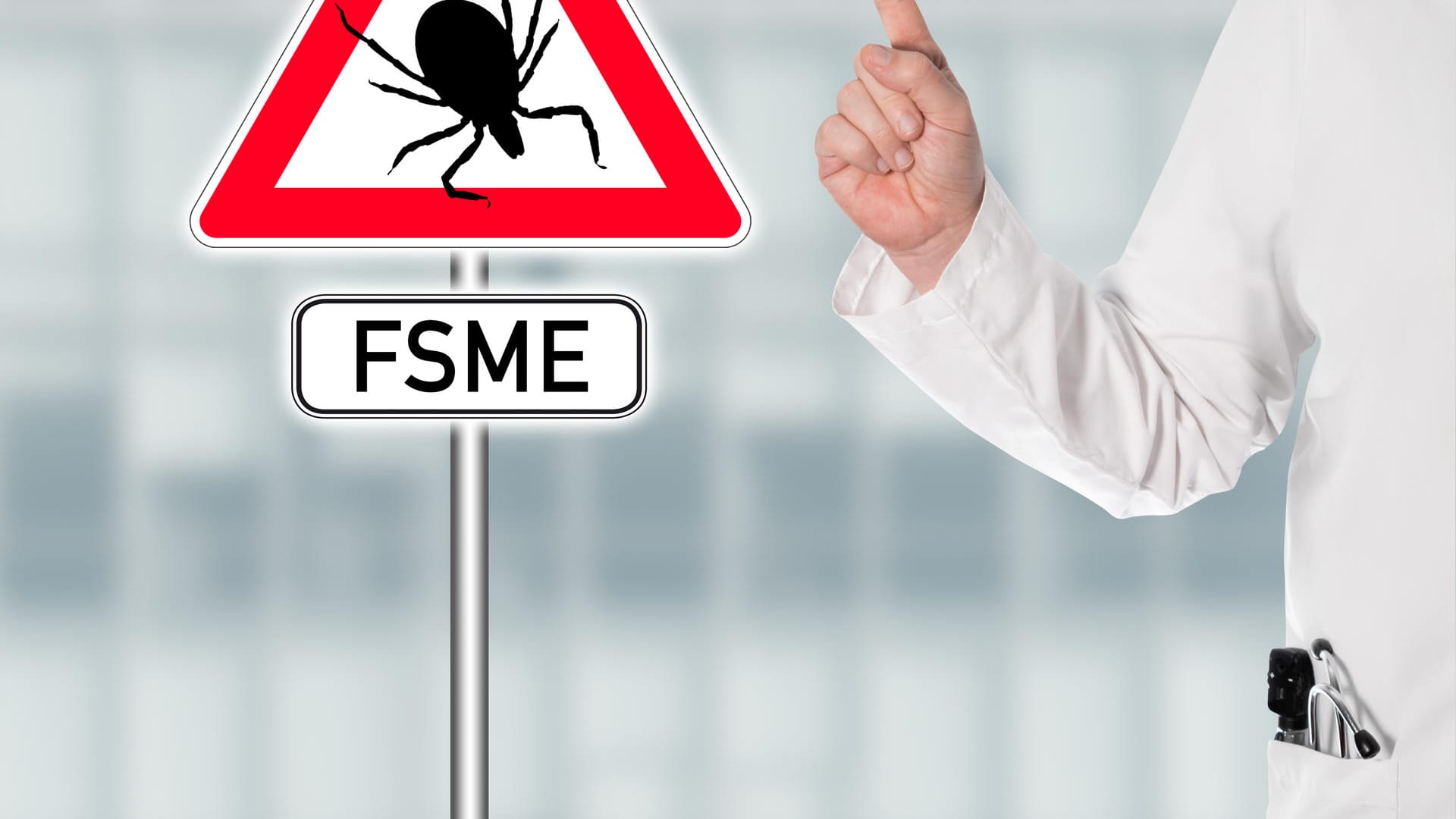 Doktor zeigt auf ein Schild mit einer Zecke und FSME