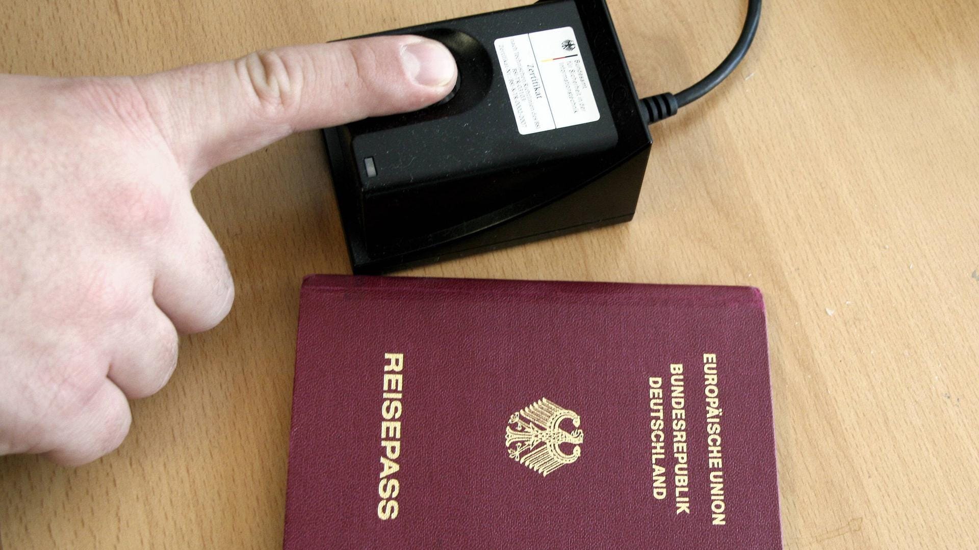 Fingerabdruck wird für einen biometrischen Reisepass genommen