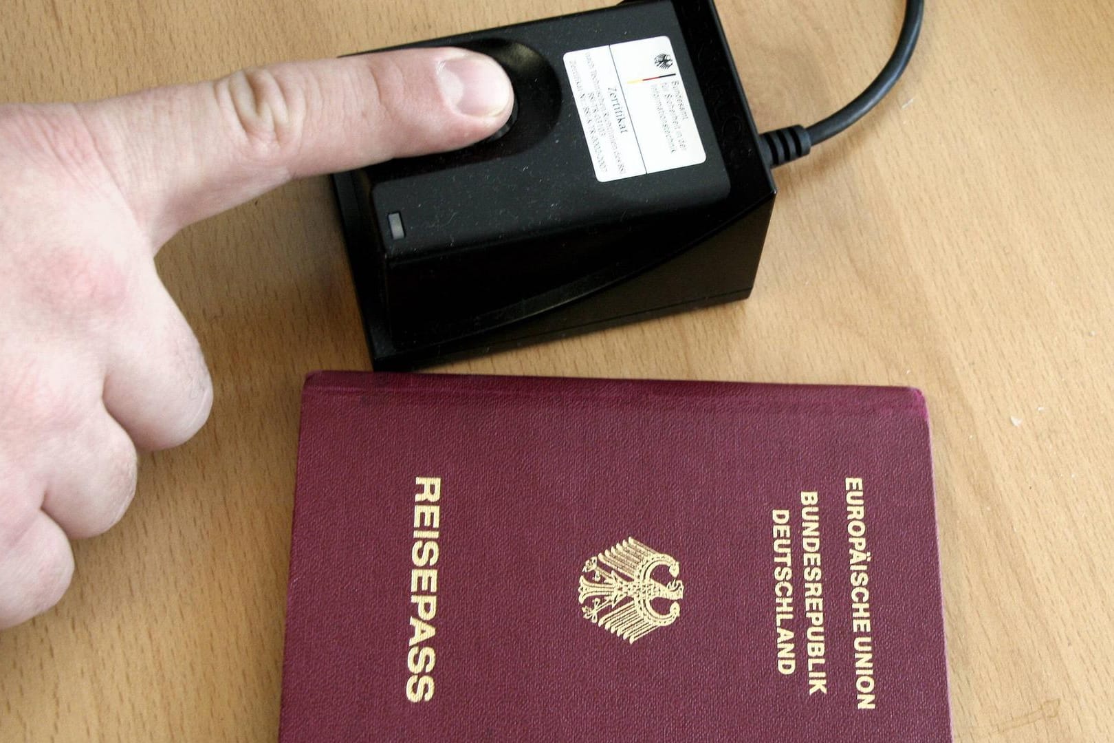 Fingerabdruck wird für einen biometrischen Reisepass genommen