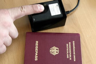 Fingerabdruck wird für einen biometrischen Reisepass genommen