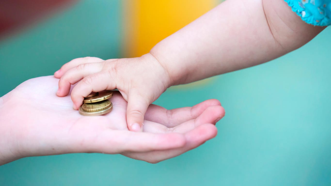 Kinder mit Münzen in der Hand: Kinder bis zum vollendeten 18. Lebensjahr haben einen Anspruch auf Kindergeld. Aber auch darüber hinaus kann dieses gewährt werden.