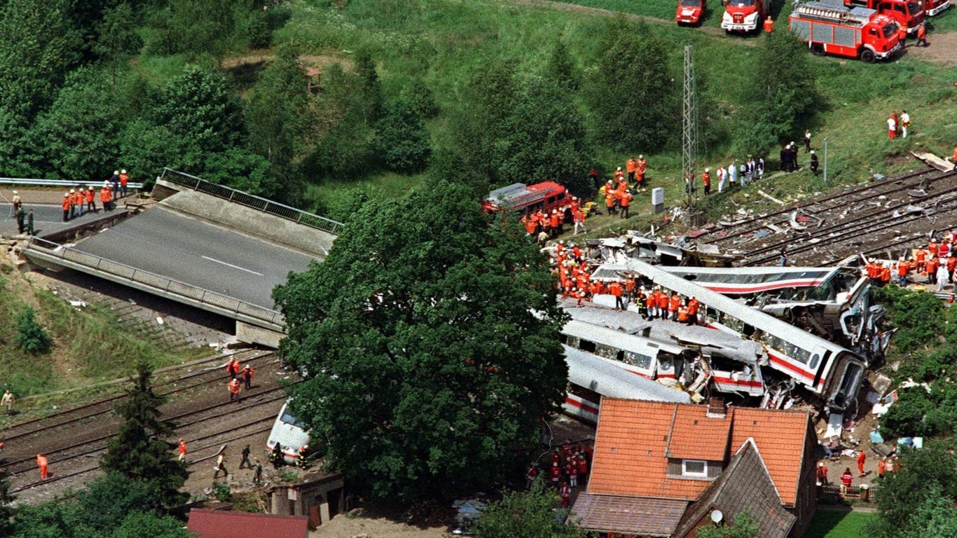 Zertrümmerte Wagen des ICE 884 nach dem Unglück: Mit Tempo 200 prallte der Zug gegen eine Brücke.