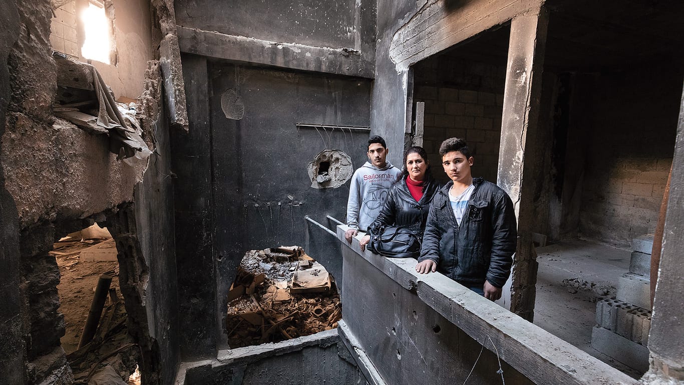 Die zerstörte Wohnung von Frau Hiyam Dagher und ihren Söhnen Malik und Masjid: Die Familie möchte in ihr Haus zurück.