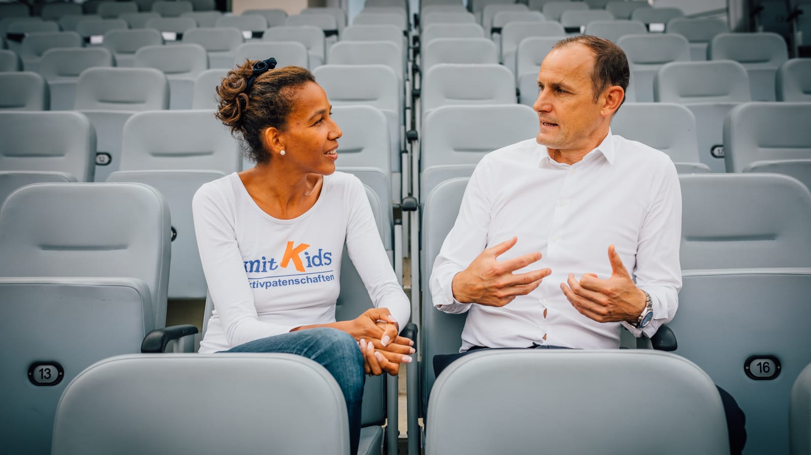 Heiko Herrlich und Jennifer Teege sprechen in der Leverkusener BayArena. Der Fußballbundesliga-Coach wollte die Frau mit der ungewöhnlichen Familiengeschichte unbedingt kennenlernen.