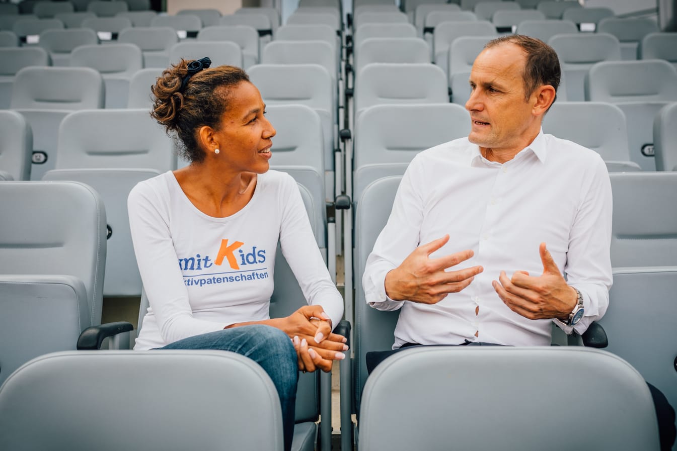 Heiko Herrlich und Jennifer Teege sprechen in der Leverkusener BayArena. Der Fußballbundesliga-Coach wollte die Frau mit der ungewöhnlichen Familiengeschichte unbedingt kennenlernen.