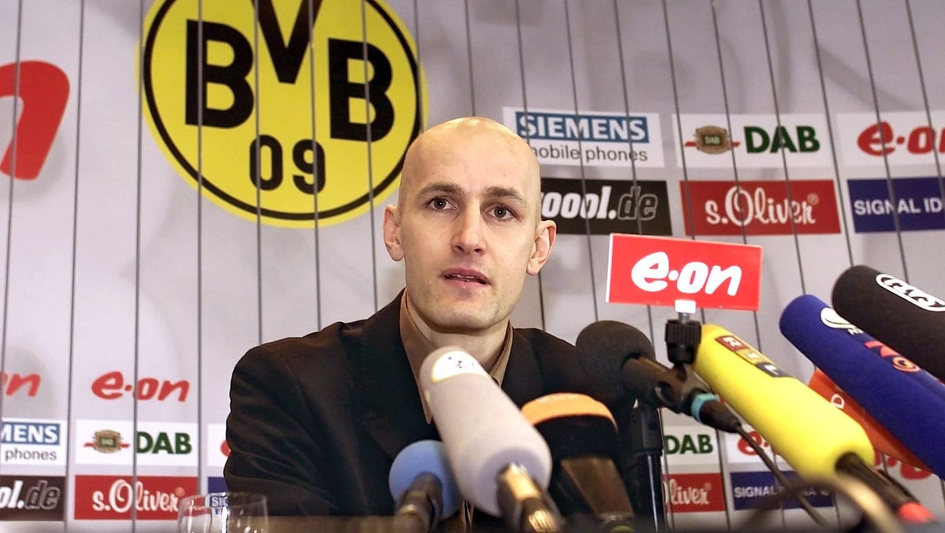Heiko Herrlich bei einer Pressekonferenz im Jahr 2001: Die Krebsdiagnose stellte das Leben des damaligen Bundesliga-Profis auf den Kopf.