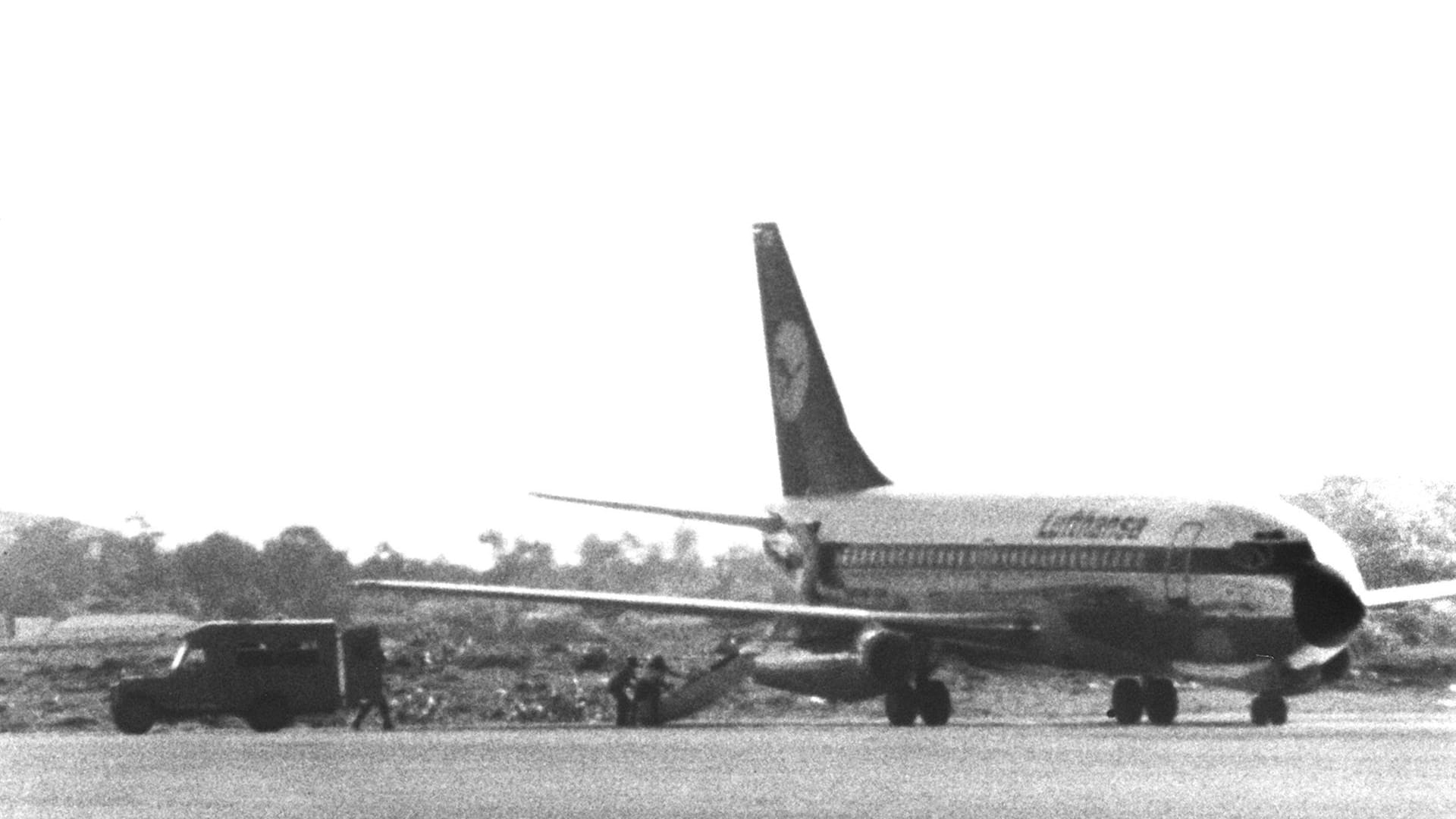 Die "Landshut" steht auf einem Rollfeld in Mogadischu, Somalia. Eine Spezialeinheit der GSG 9 stürmte später das Flugzeug und befreite die Geiseln.