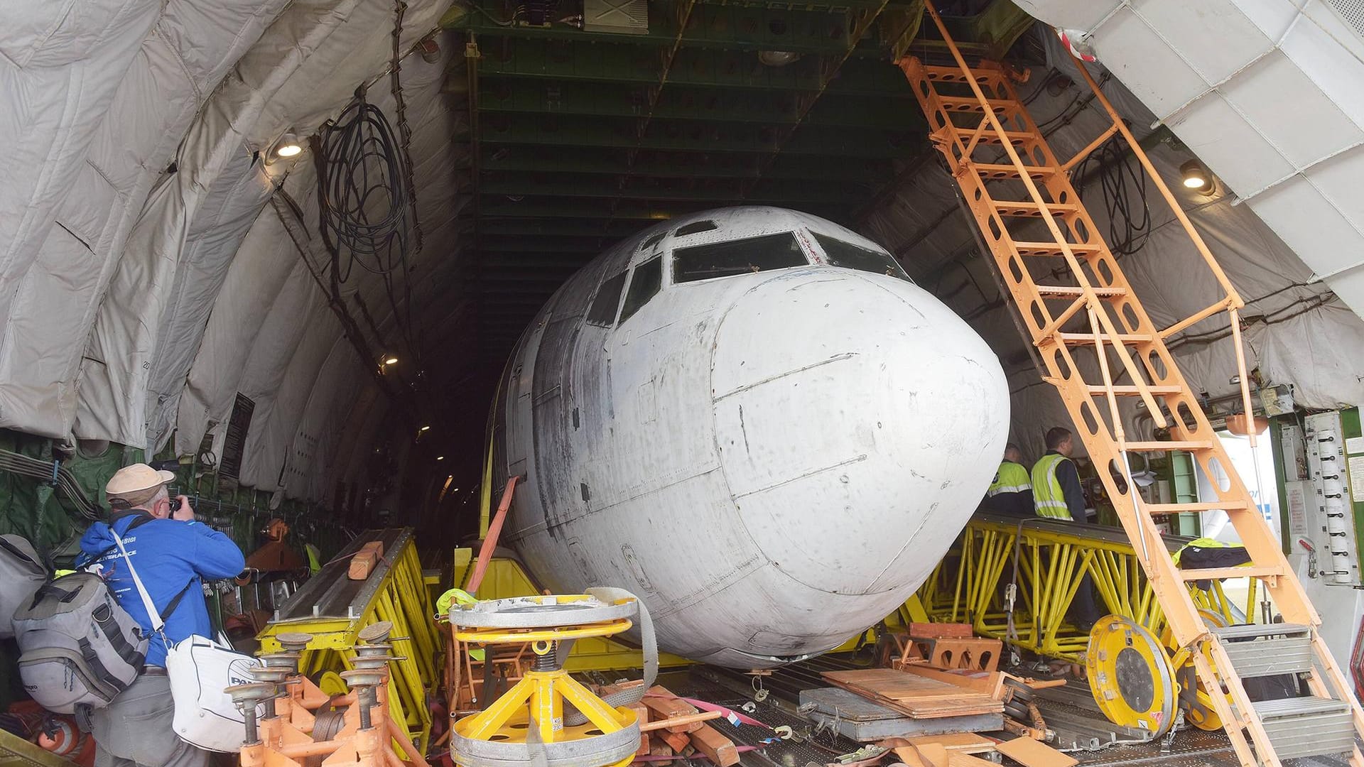 Ein Antonov-Transportflugzeug fliegt die "Landshut" nach Friedrichshafen. Doch soll die Lufthansa-Maschine künftig ausgestellt werden.