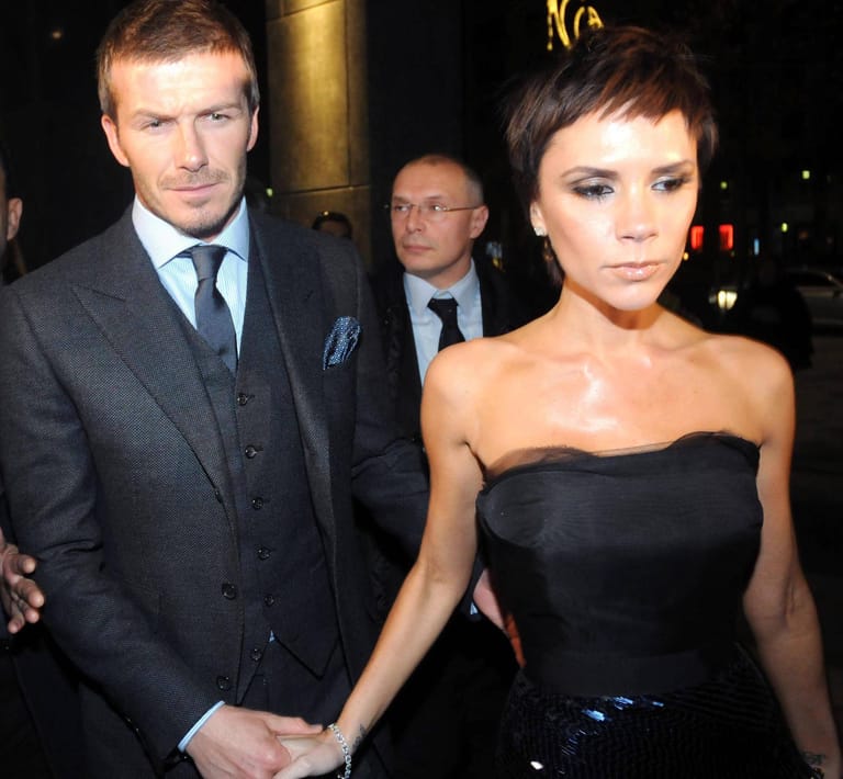 Top gestylt: David Beckham glänzte im Anzug, seine Ehefrau im schulterfreien Kleid mit neuem Pixie.