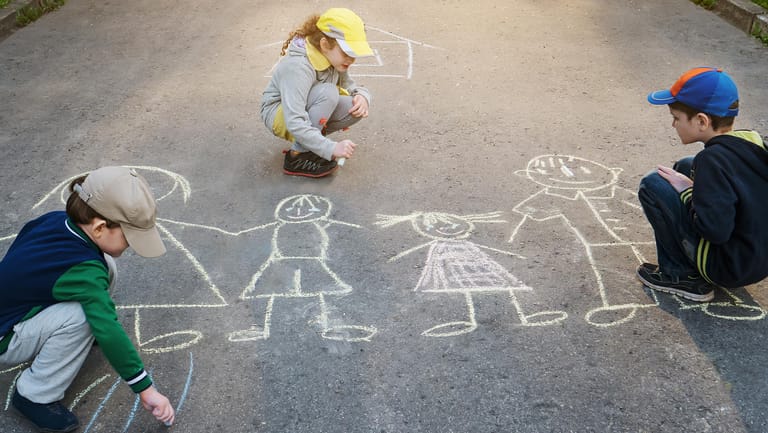 Spielende Kinder auf der Straße: Eine Spielstraße ist Kindern und Fußgängern vorbehalten.