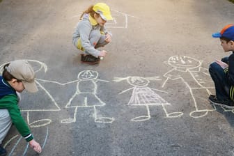 Spielende Kinder auf der Straße: Eine Spielstraße ist Kindern und Fußgängern vorbehalten.