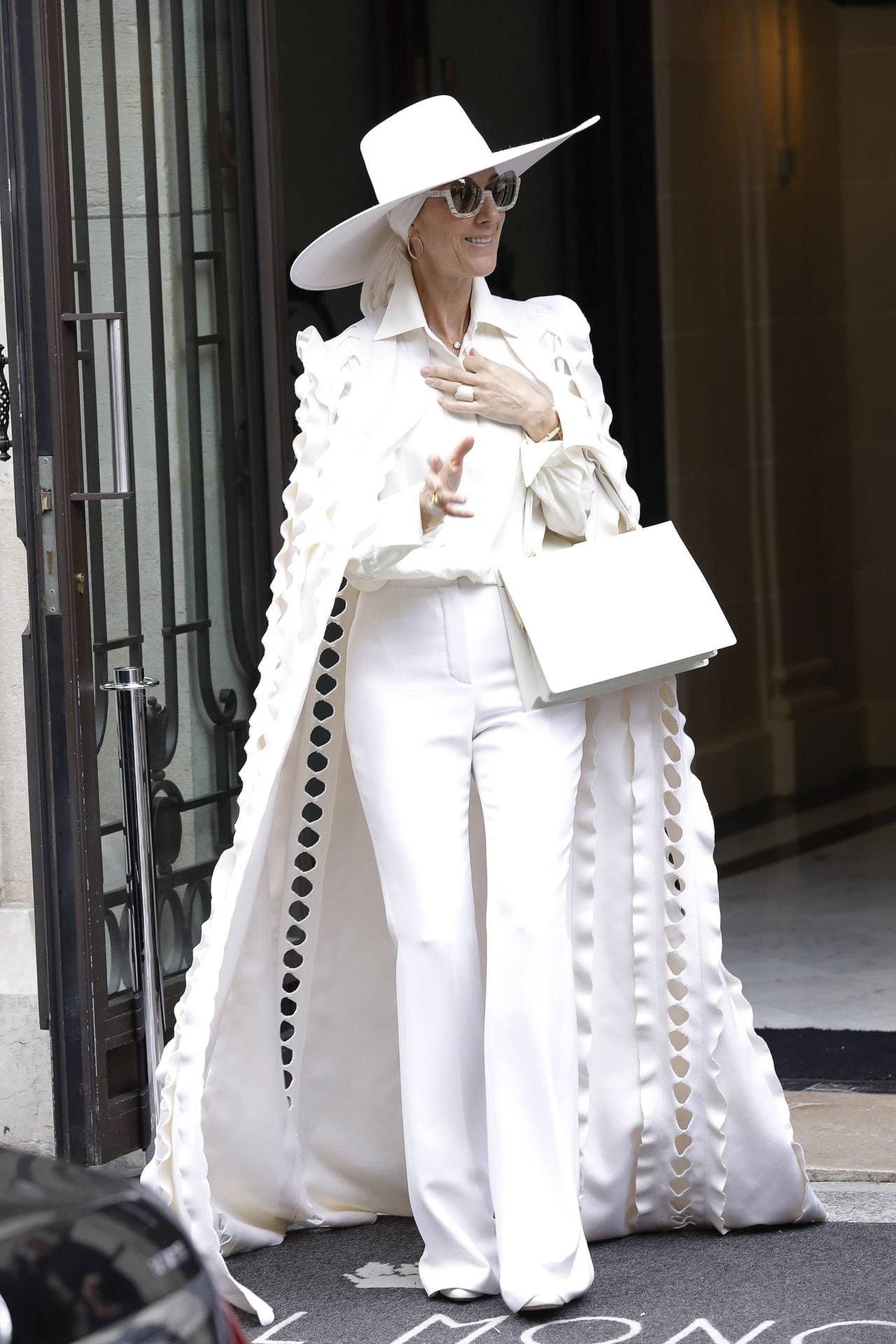 Auf dem Weg zu einem Konzert zeigte sich der Star ganz in Weiß – mit Hut und Umhang.