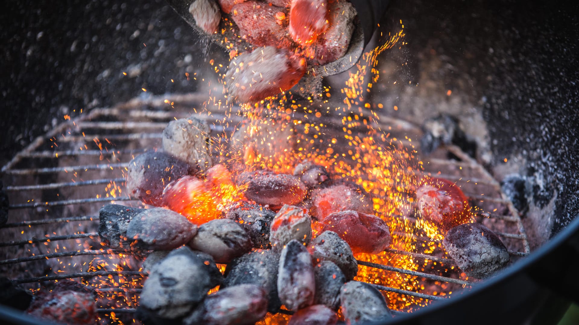 Holzkohlegrill: Ein klassisches Grillerlebnis – Wurst und Schaschlik liegen direkt über der Glut.