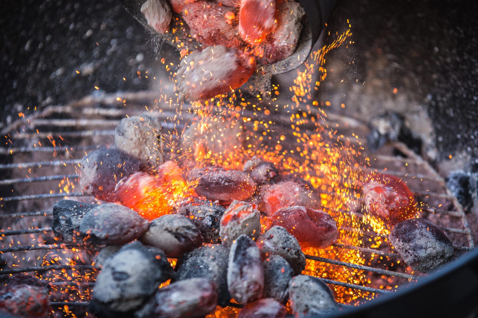 Holzkohlegrill: Ein klassisches Grillerlebnis – Wurst und Schaschlik liegen direkt über der Glut.