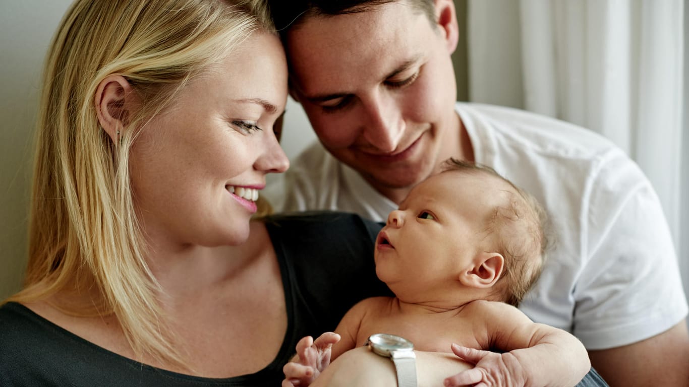 Ein Paar mit einem Baby: Das Kindeswohl steht bei einer Adoption im Vordergrund.