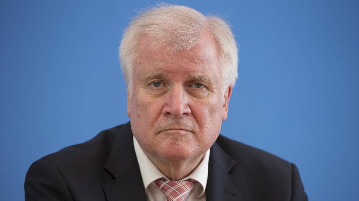 Horst Seehofer: Der Bundesinnenminister muss die freiheitlich-demokratische Grundordnung stärken, fordert Konstantin Kuhle.