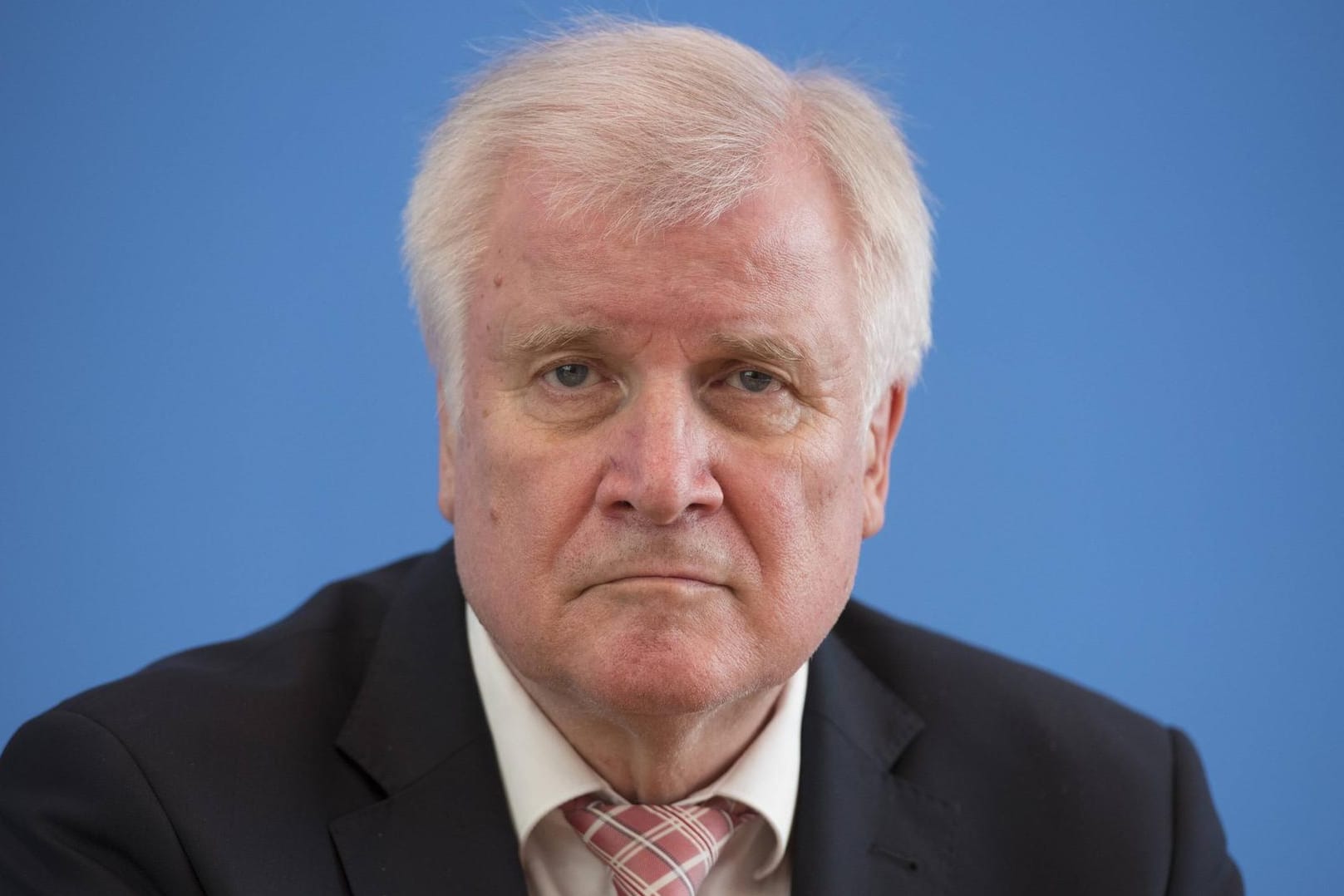 Horst Seehofer: Der Bundesinnenminister muss die freiheitlich-demokratische Grundordnung stärken, fordert Konstantin Kuhle.