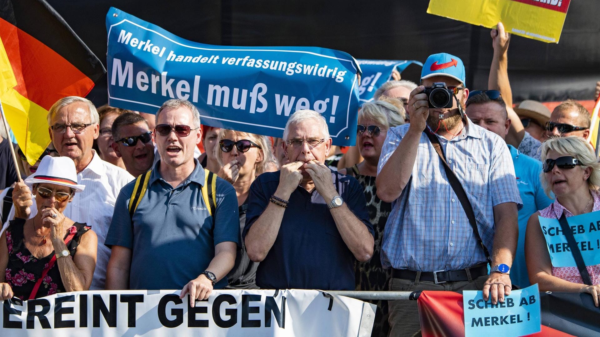 Anhänger von Pegida und AFD: Am 16.08.2018 protestierten sie in Dresden gegen den Besuch von Bundeskanzlerin Angela Merkel.